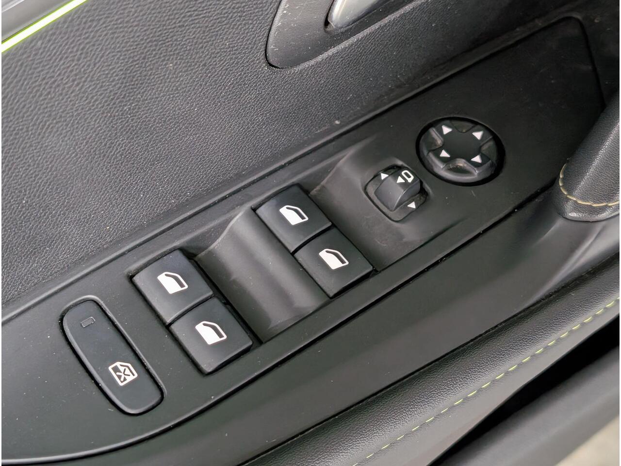 Peugeot e-208 GT EV 3-FASEN 50kWh 136pk | TWO-TONE! | NAVI | CAMERA | WARMTEPOMP | APPLE CARPLAY / ANDROID AUTO |