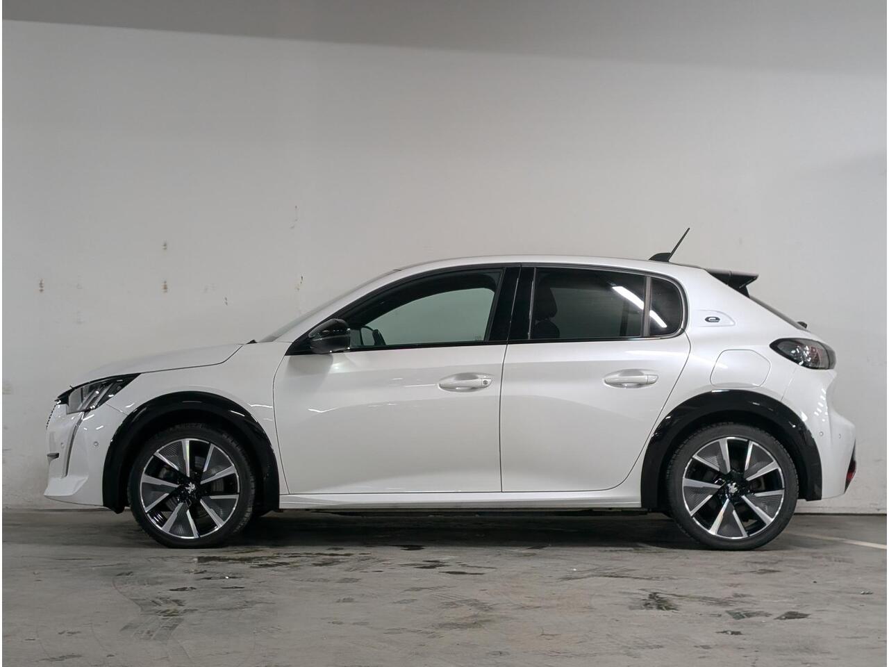 Peugeot e-208 GT EV 3-FASEN 50kWh 136pk | TWO-TONE! | NAVI | CAMERA | WARMTEPOMP | APPLE CARPLAY / ANDROID AUTO |