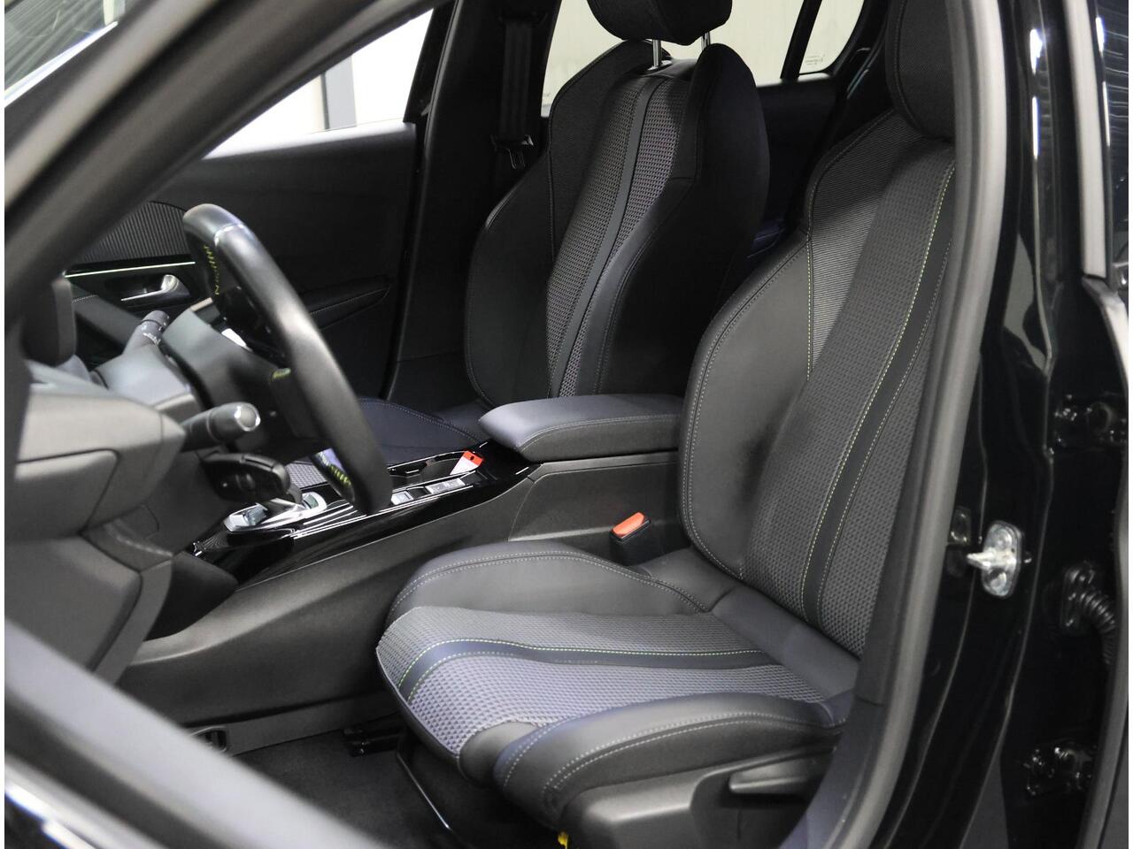 Peugeot e-208 EV GT Pack 50 kWh 136PK | 1ste eigenaar | AppleCarplay/Android Auto | 17"LMV | Camera | AUTOMAAT | Keyless | Cruise Control | Climate Control | Camera | FULL LED | Sfeerverlichting | Isofix | Privacy Glass |