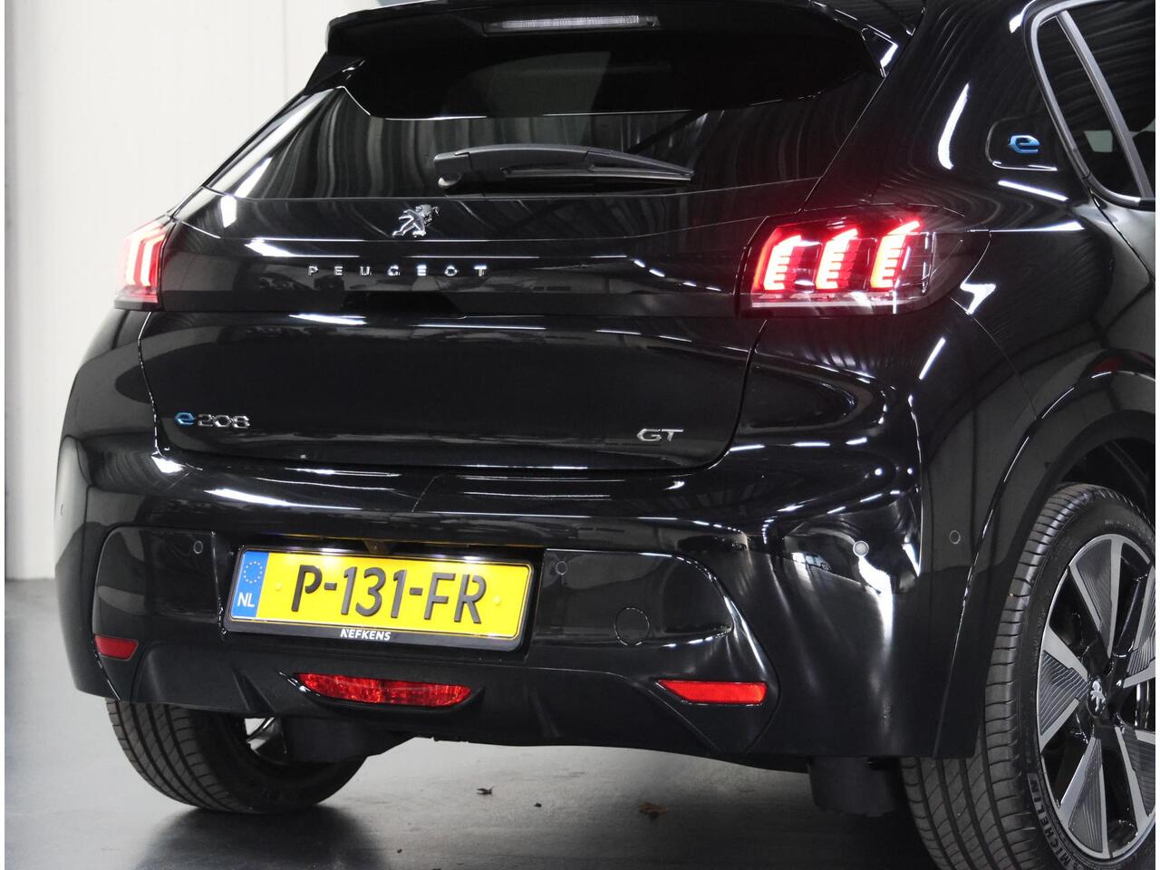 Peugeot e-208 EV GT Pack 50 kWh 136PK | 1ste eigenaar | AppleCarplay/Android Auto | 17"LMV | Camera | AUTOMAAT | Keyless | Cruise Control | Climate Control | Camera | FULL LED | Sfeerverlichting | Isofix | Privacy Glass |