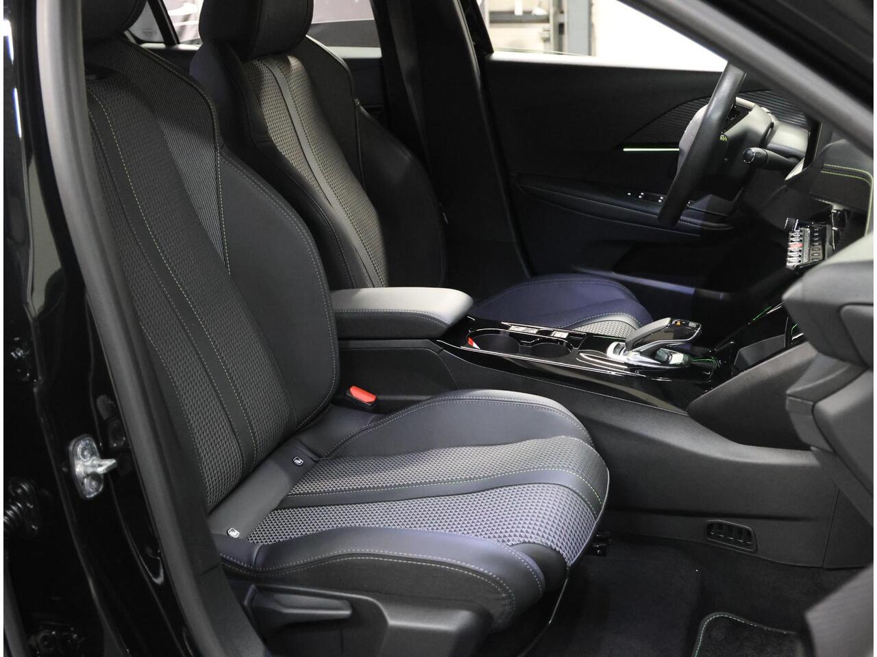 Peugeot e-208 EV GT Pack 50 kWh 136PK | 1ste eigenaar | AppleCarplay/Android Auto | 17"LMV | Camera | AUTOMAAT | Keyless | Cruise Control | Climate Control | Camera | FULL LED | Sfeerverlichting | Isofix | Privacy Glass |