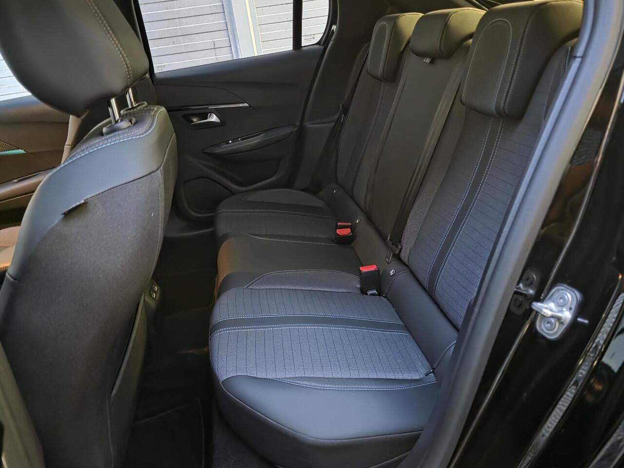 Peugeot e-208 Allure Pack EV 3-FASEN 50kWh 136pk | 3D i-COCKPIT® | NAVI | CAMERA | APPLE CARPLAY / ANDROID AUTO | CLIMA | PARKEERHULP | LM-VELGEN |