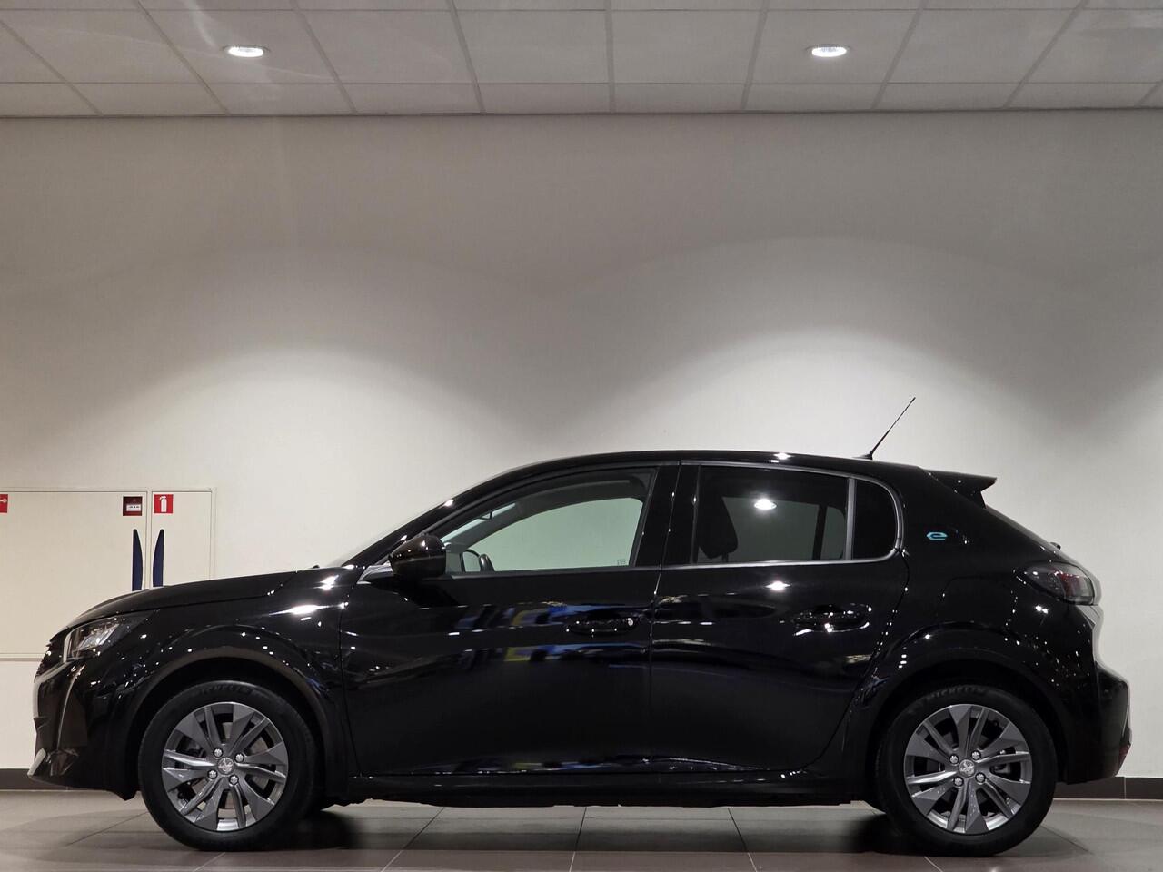 Peugeot e-208 Allure Pack EV 3-FASEN 50kWh 136pk | 3D i-COCKPIT® | NAVI | CAMERA | APPLE CARPLAY / ANDROID AUTO | CLIMA | PARKEERHULP | LM-VELGEN |