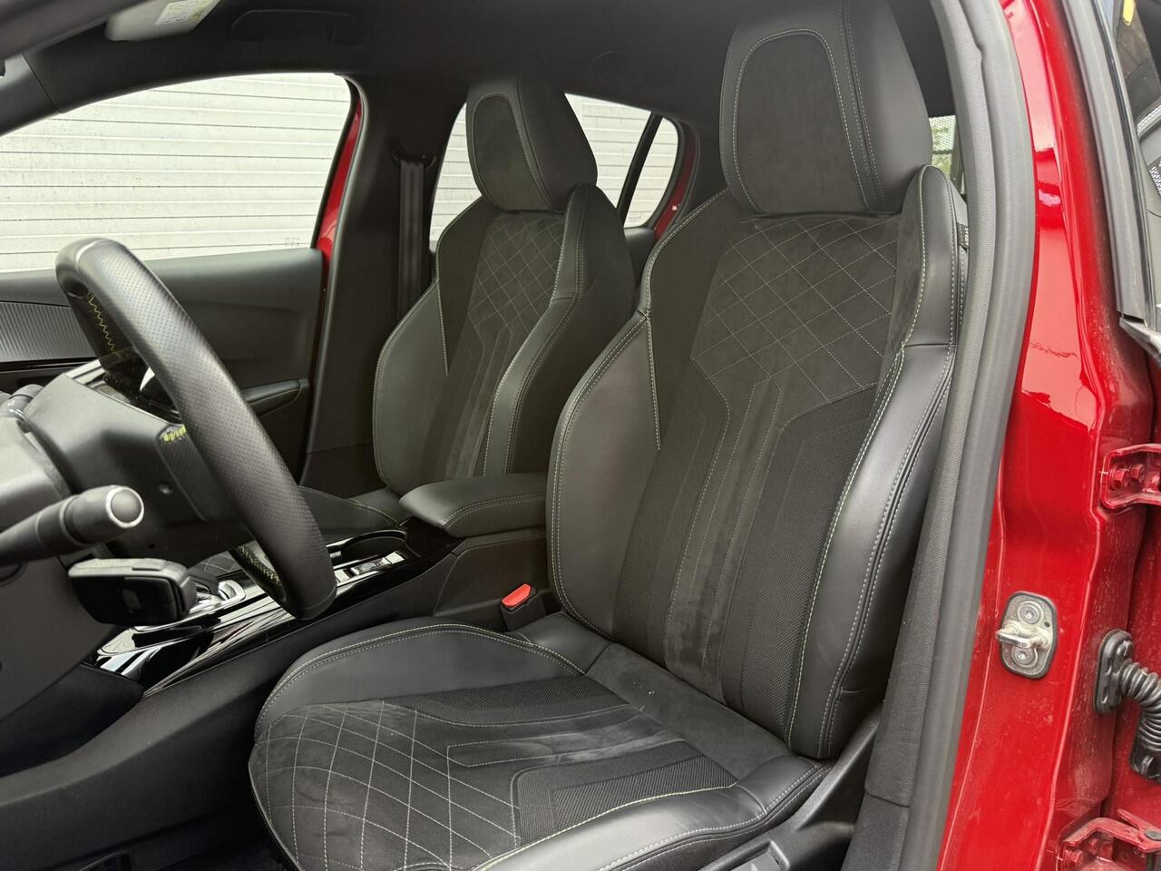 Peugeot e-208 GT Pack EV 3-FASEN 50kWh 136pk | TWO-TONE! | ALCANTARA | STOELVERW. | ADAPTIVE CRUISE | DODEHOEKBW. | NAVI | CAMERA |