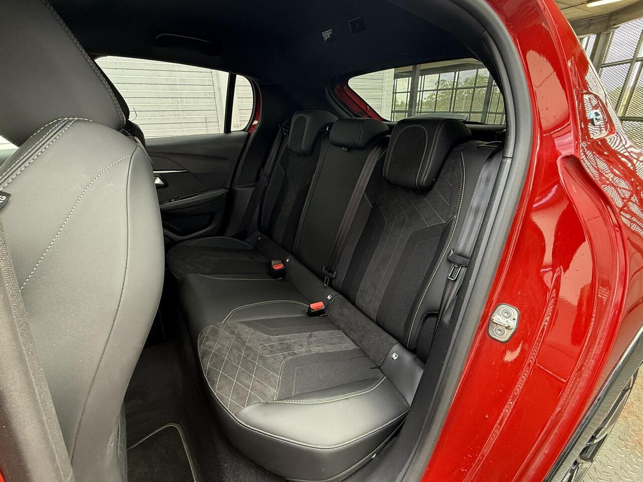 Peugeot e-208 GT Pack EV 3-FASEN 50kWh 136pk | TWO-TONE! | ALCANTARA | STOELVERW. | ADAPTIVE CRUISE | DODEHOEKBW. | NAVI | CAMERA |