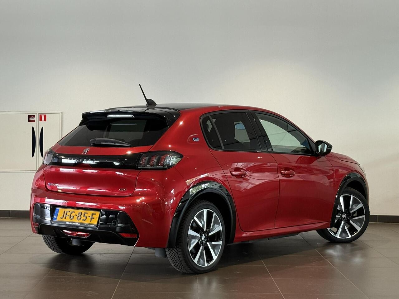 Peugeot e-208 GT Pack EV 3-FASEN 50kWh 136pk | TWO-TONE! | ALCANTARA | STOELVERW. | ADAPTIVE CRUISE | DODEHOEKBW. | NAVI | CAMERA |