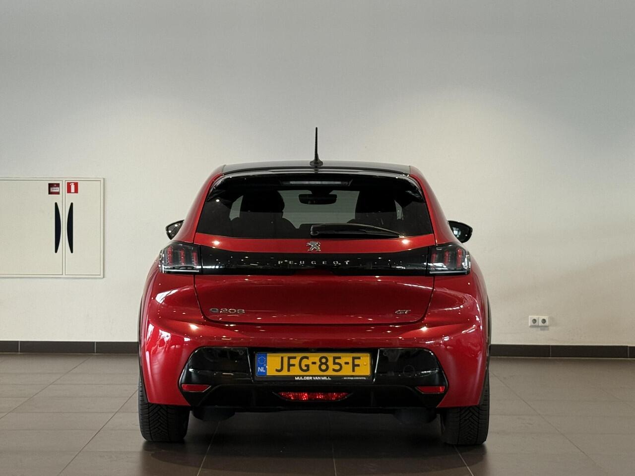 Peugeot e-208 GT Pack EV 3-FASEN 50kWh 136pk | TWO-TONE! | ALCANTARA | STOELVERW. | ADAPTIVE CRUISE | DODEHOEKBW. | NAVI | CAMERA |