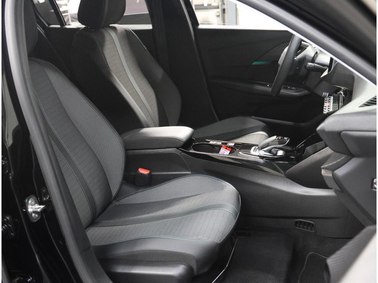 Peugeot e-208 EV Allure 50 kWh 136PK | ACCURAPPORT 93%| AppleCarplay/Android Auto | Armsteun | Navigatie | Parkeersensoren | FULL LED | Stoelverwarming | Climate Control | Cruise Control | LMV | Isofix | Privacy Glass |