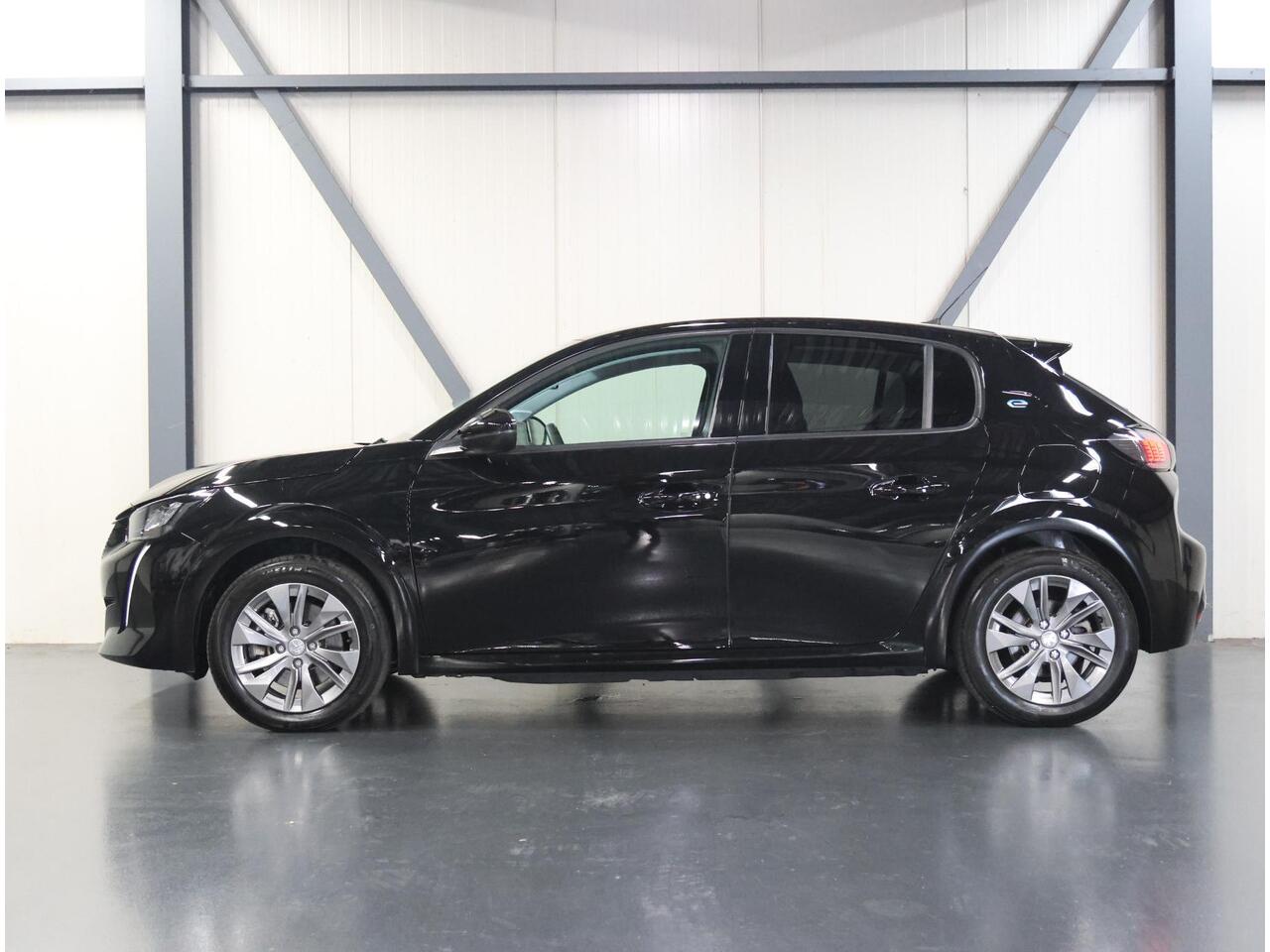 Peugeot e-208 EV Allure 50 kWh 136PK | ACCURAPPORT 93%| AppleCarplay/Android Auto | Armsteun | Navigatie | Parkeersensoren | FULL LED | Stoelverwarming | Climate Control | Cruise Control | LMV | Isofix | Privacy Glass |