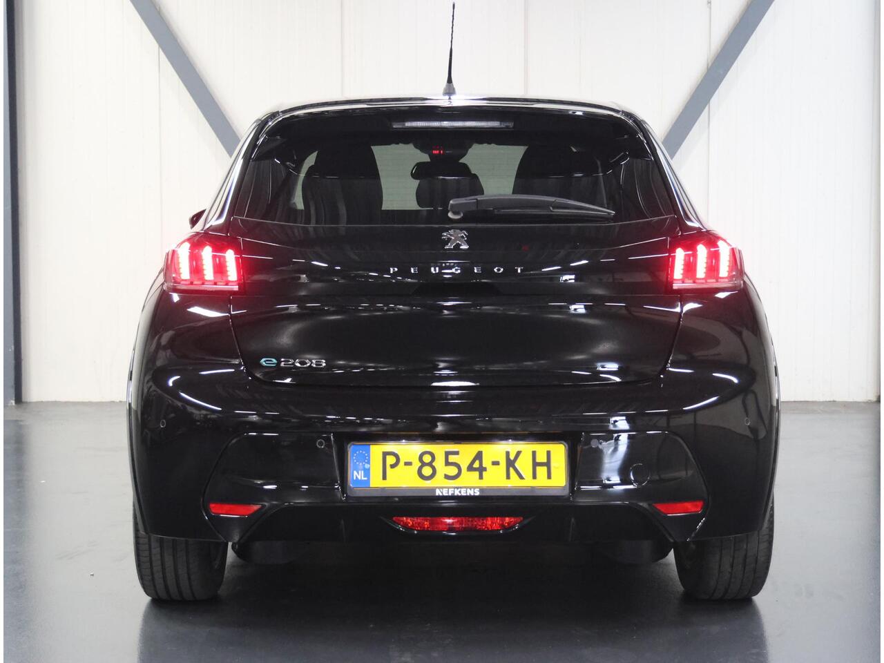 Peugeot e-208 EV Allure 50 kWh 136PK | ACCURAPPORT 93%| AppleCarplay/Android Auto | Armsteun | Navigatie | Parkeersensoren | FULL LED | Stoelverwarming | Climate Control | Cruise Control | LMV | Isofix | Privacy Glass |