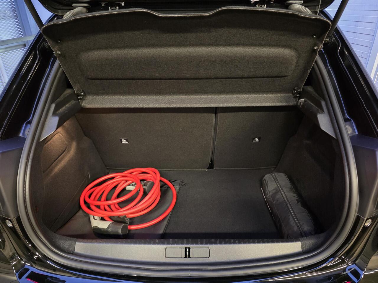 Peugeot e-208 Allure Pack EV 3-FASEN 50kWh 136pk | 3D i-COCKPIT® | NAVI | CAMERA | APPLE CARPLAY / ANDROID AUTO | CLIMA | PARKEERHULP | LM-VELGEN |