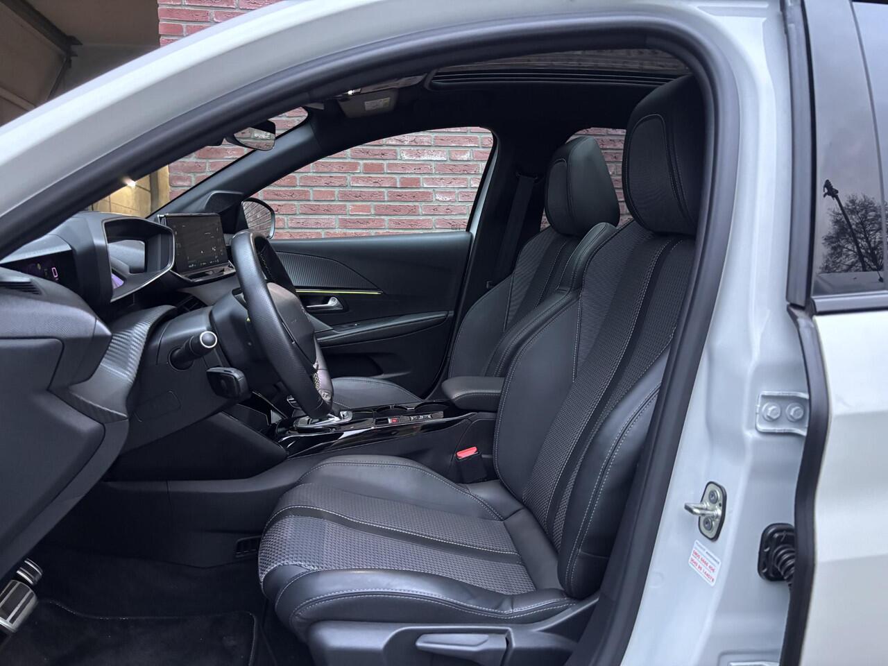 Peugeot e-208 GT EV 3-FASEN 50kWh 136pk | TWO-TONE! | PANODAK | STOELVERW. | ADAPTIVE CRUISE | DODEHOEKBEW. | WARMTEPOMP | CAMERA | NAVI |