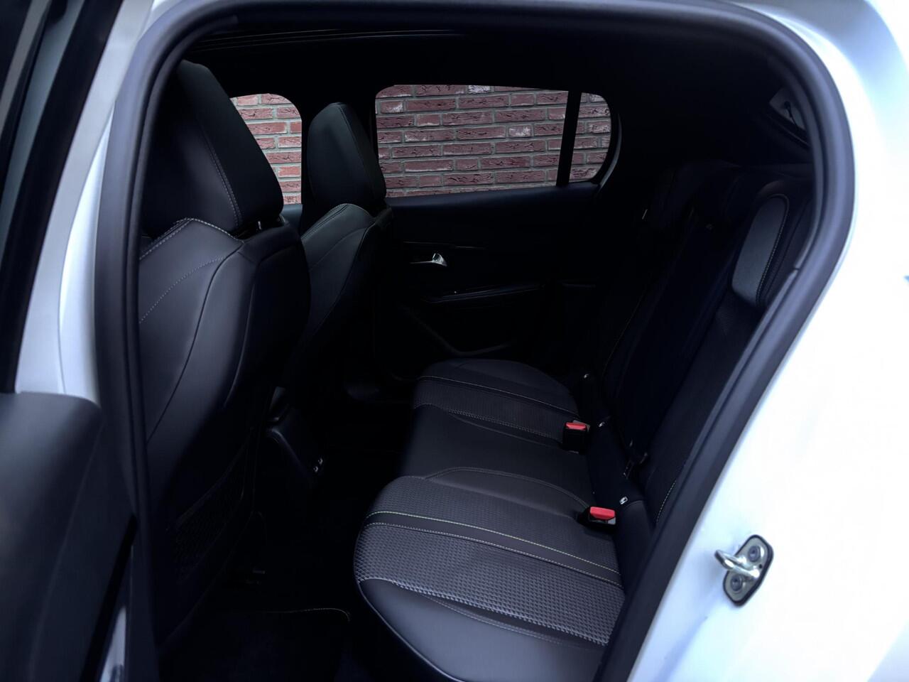 Peugeot e-208 GT EV 3-FASEN 50kWh 136pk | TWO-TONE! | PANODAK | STOELVERW. | ADAPTIVE CRUISE | DODEHOEKBEW. | WARMTEPOMP | CAMERA | NAVI |