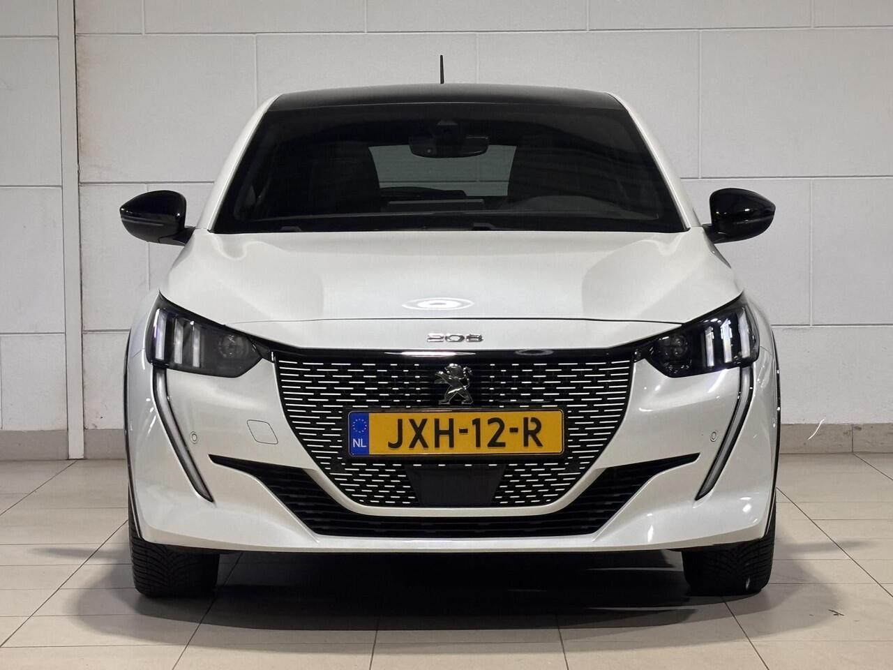 Peugeot e-208 GT EV 3-FASEN 50kWh 136pk | TWO-TONE! | PANODAK | STOELVERW. | ADAPTIVE CRUISE | DODEHOEKBEW. | WARMTEPOMP | CAMERA | NAVI |