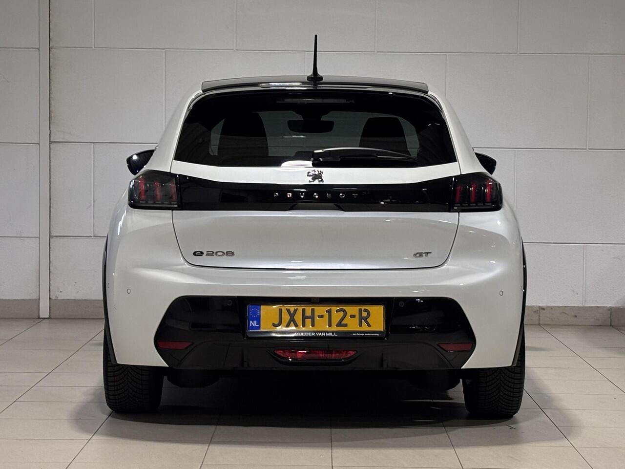 Peugeot e-208 GT EV 3-FASEN 50kWh 136pk | TWO-TONE! | PANODAK | STOELVERW. | ADAPTIVE CRUISE | DODEHOEKBEW. | WARMTEPOMP | CAMERA | NAVI |