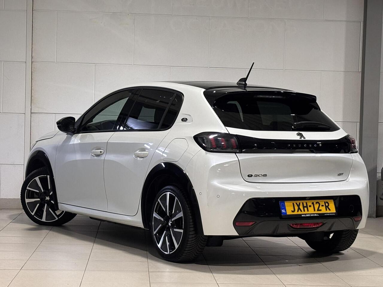 Peugeot e-208 GT EV 3-FASEN 50kWh 136pk | TWO-TONE! | PANODAK | STOELVERW. | ADAPTIVE CRUISE | DODEHOEKBEW. | WARMTEPOMP | CAMERA | NAVI |