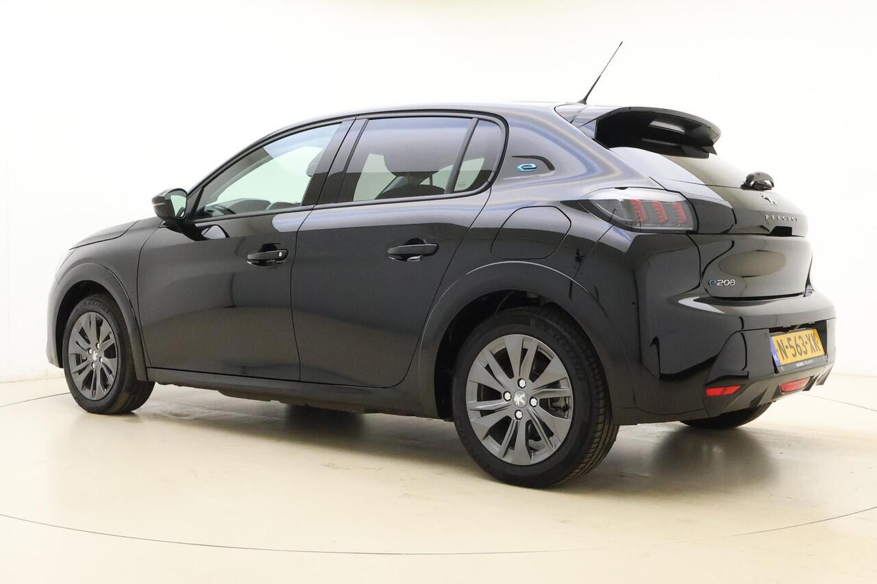Peugeot e-208 EV Allure 50 kWh 3-Fasen l Camera l PDC l Keyless l Navigatie l Bluetooth l Apple Carplay/Android Auto l DAB l LED l Lichtmetalen velgen