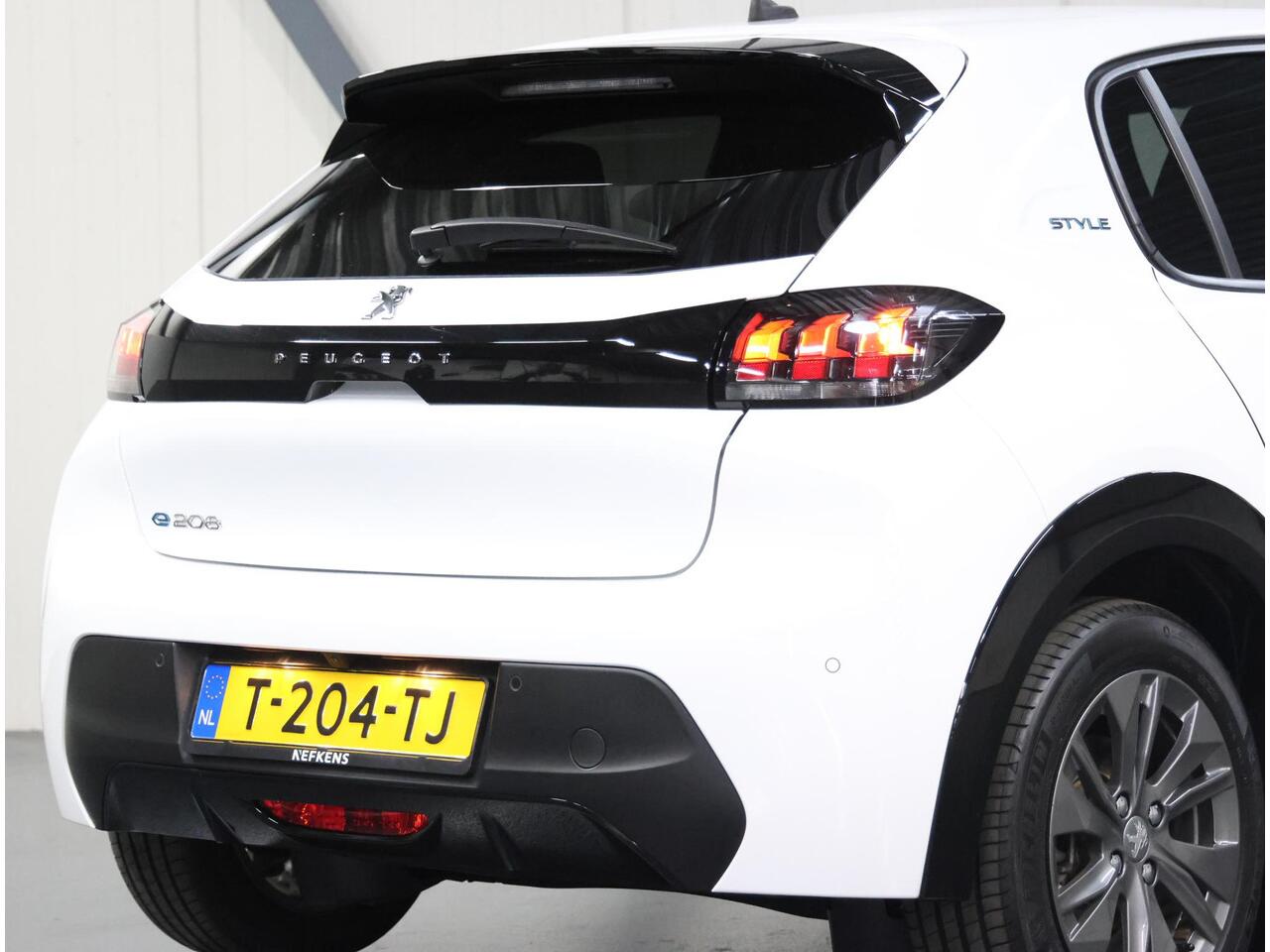 Peugeot e-208 Style 50kWh 136PK | 1ste eigenaar | Fase 3 | Accurapport 100% | Camera | Navigatie | Climate Control | Cruise Control | AppleCarPlay/Android | AUTOMAAT | LMV |