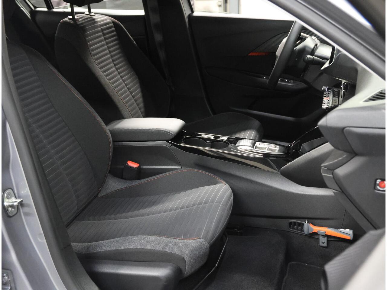 Peugeot e-208 Active Pack 50kWh 136PK | 1ste eigenaar | 3 FASE | AppleCarPlay/Android | AUTOMAAT | Armsteun | Parkeersensoren | Keyless | Navigatie | Climate Control | Cruise Control | Isofix |