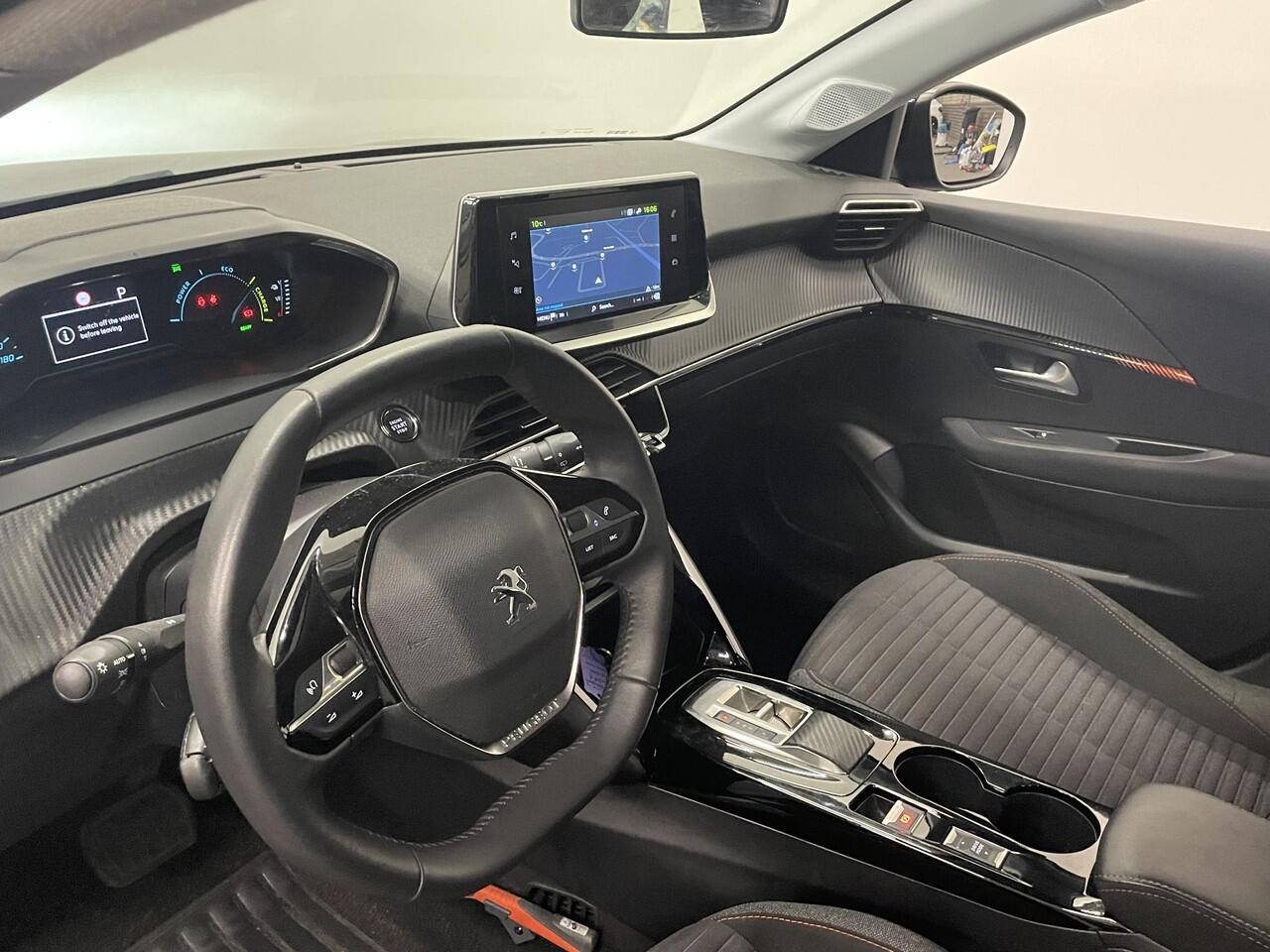 Peugeot e-208 EV Active Pack 50 kWh SOH 95% Navigatie Apple Carplay/Android Auto Parkeersensoren achter Cruise Control Full Led Climate Control Lichtmetalen velgen