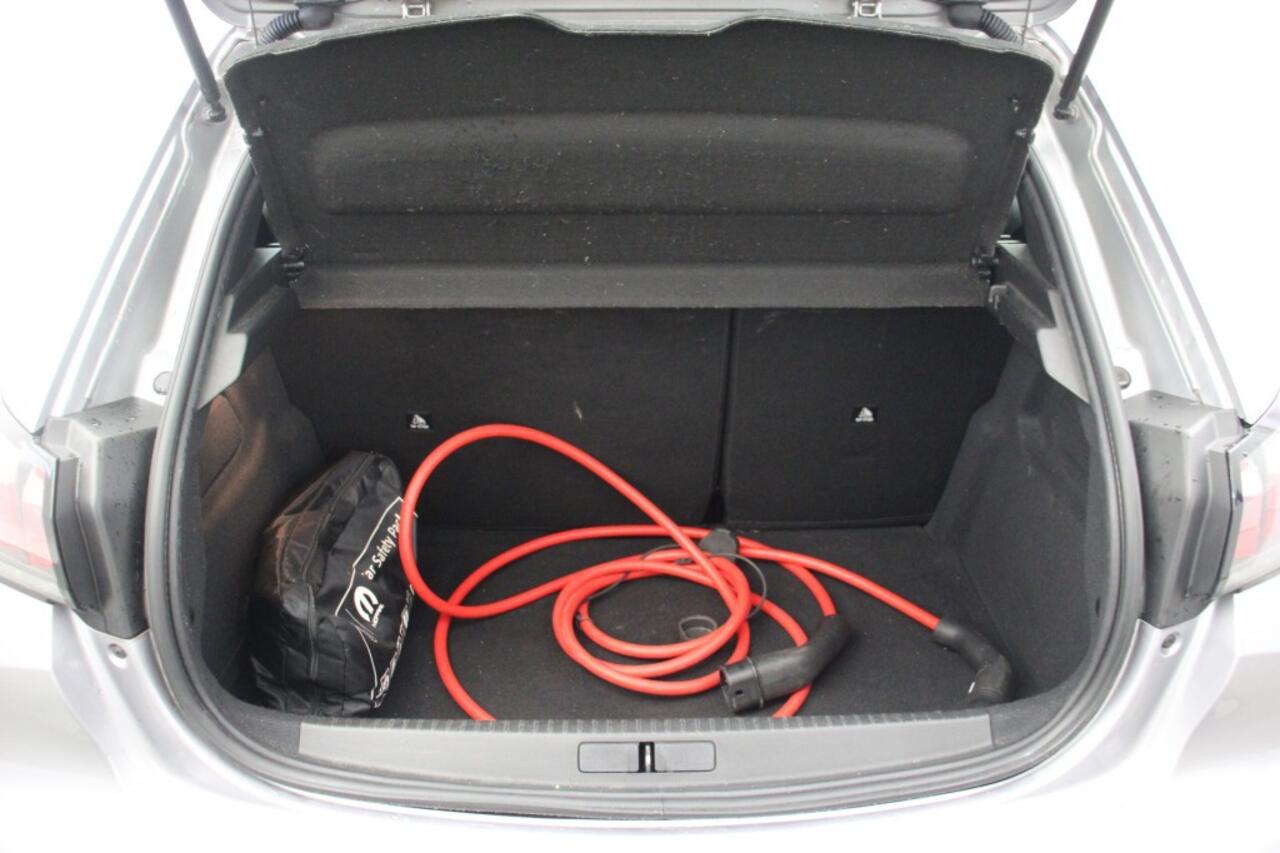 Peugeot e-208 Active Pack 50 kWh - Carplay, Cruise, Navi, Stoelverw. SOH 97,8%