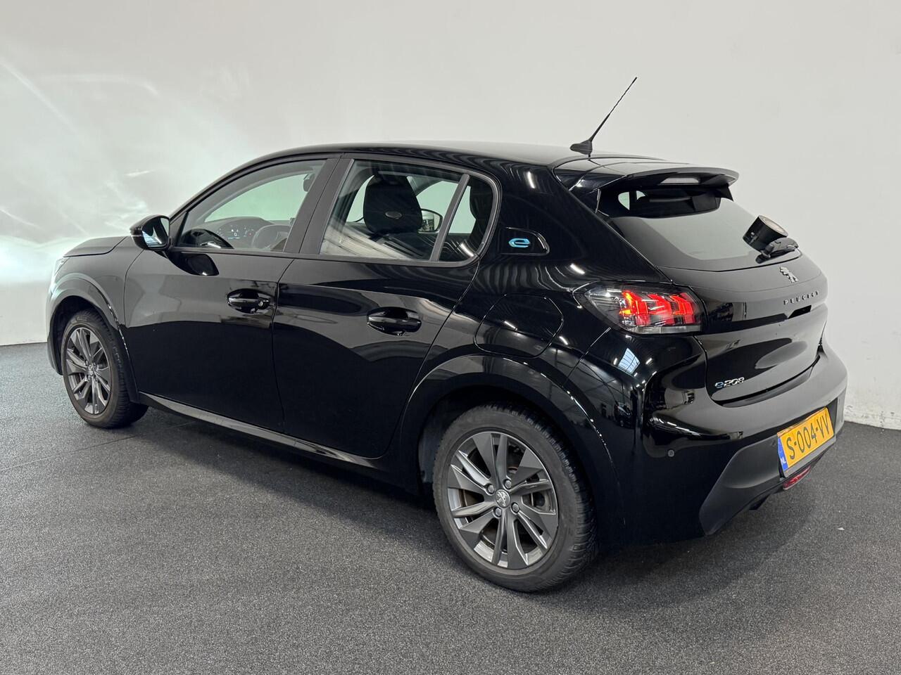 Peugeot e-208 EV Active Pack 50 kWh Navigatie Apple Carplay/Android Auto Parkeersensoren achter Cruise Control Climate Control Lichtmetalen velgen