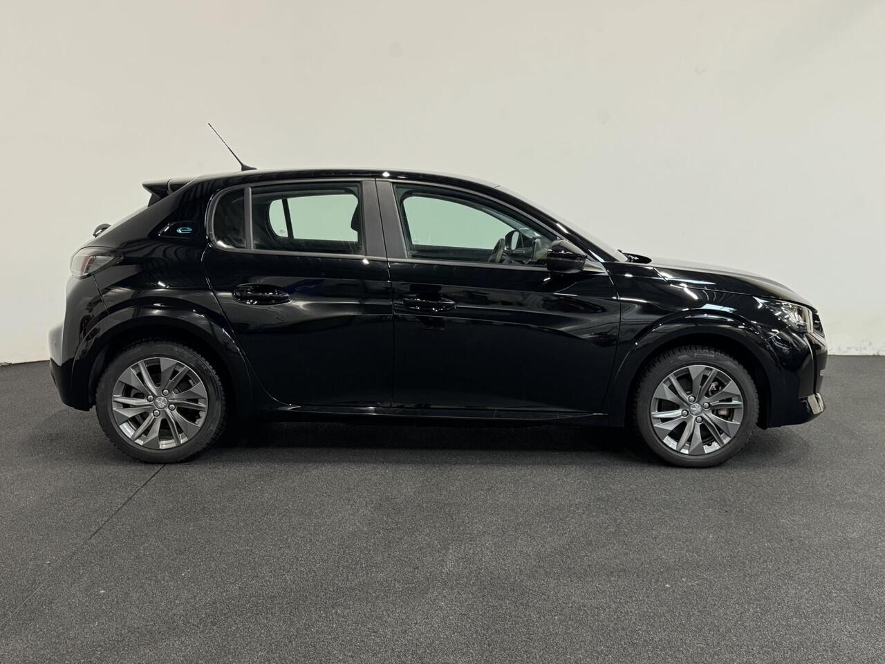 Peugeot e-208 EV Active Pack 50 kWh Navigatie Apple Carplay/Android Auto Parkeersensoren achter Cruise Control Climate Control Lichtmetalen velgen