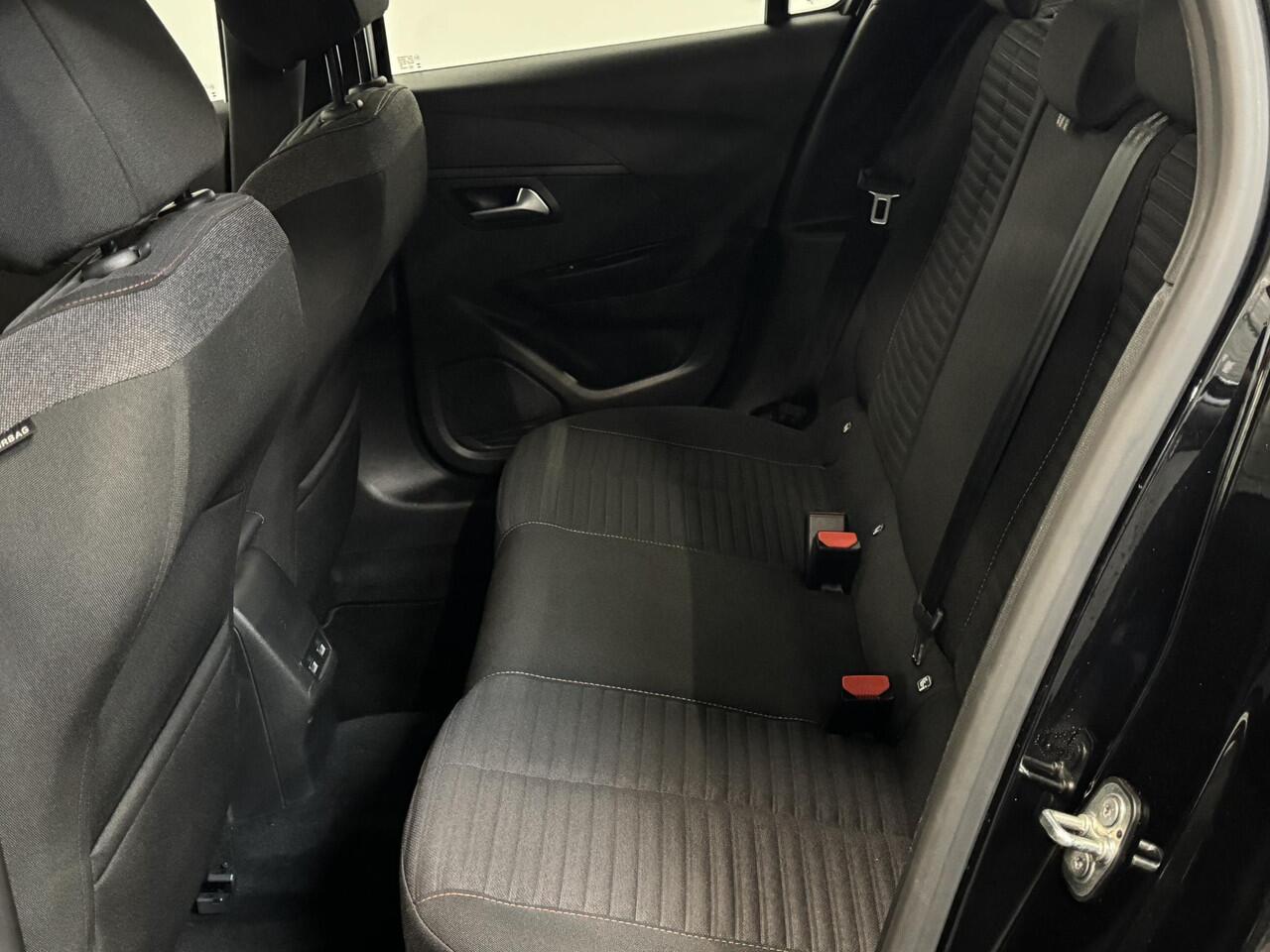 Peugeot e-208 EV Active Pack 50 kWh Navigatie Apple Carplay/Android Auto Parkeersensoren achter Cruise Control Climate Control Lichtmetalen velgen