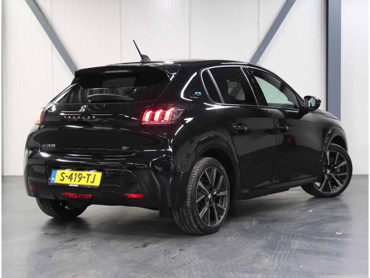 Peugeot e-208 EV GT 50 kWh 136PK | 1ste eigenaar | 3 FASE | ACCURAPPORT 95,6% | LED lampen | 17"LMV | Navigatie | LED | Camera | Glazendak | Stoelverwarming | Climate Control | Cruise Control | AppleCarplay/Android Auto | Isofix | Privacy Glass | Parkeersensoren |