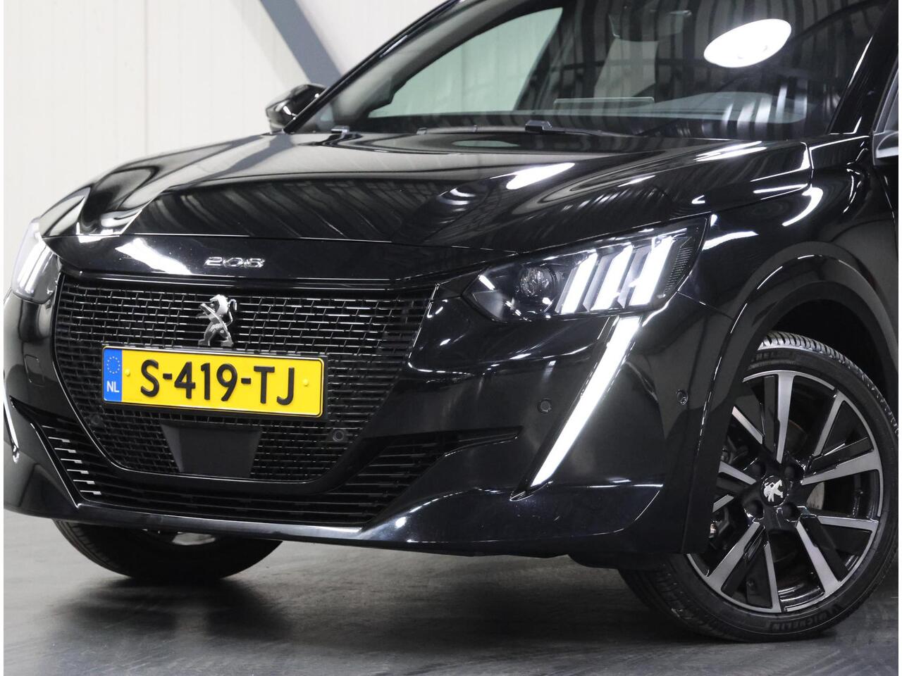 Peugeot e-208 EV GT 50 kWh 136PK | 1ste eigenaar | 3 FASE | ACCURAPPORT 95,6% | LED lampen | 17"LMV | Navigatie | LED | Camera | Glazendak | Stoelverwarming | Climate Control | Cruise Control | AppleCarplay/Android Auto | Isofix | Privacy Glass | Parkeersensoren |