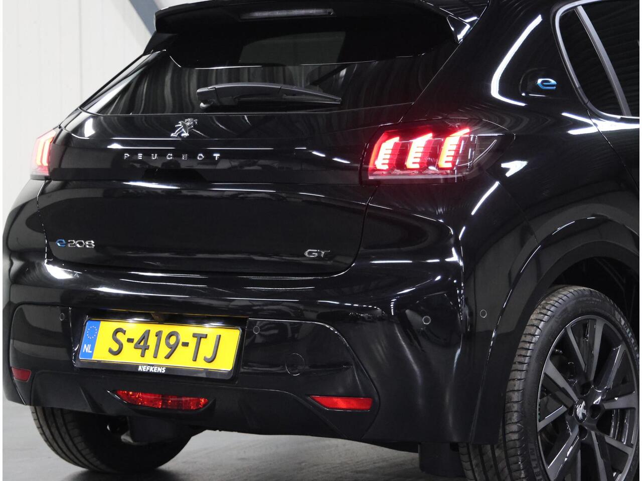 Peugeot e-208 EV GT 50 kWh 136PK | 1ste eigenaar | 3 FASE | ACCURAPPORT 95,6% | LED lampen | 17"LMV | Navigatie | LED | Camera | Glazendak | Stoelverwarming | Climate Control | Cruise Control | AppleCarplay/Android Auto | Isofix | Privacy Glass | Parkeersensoren |