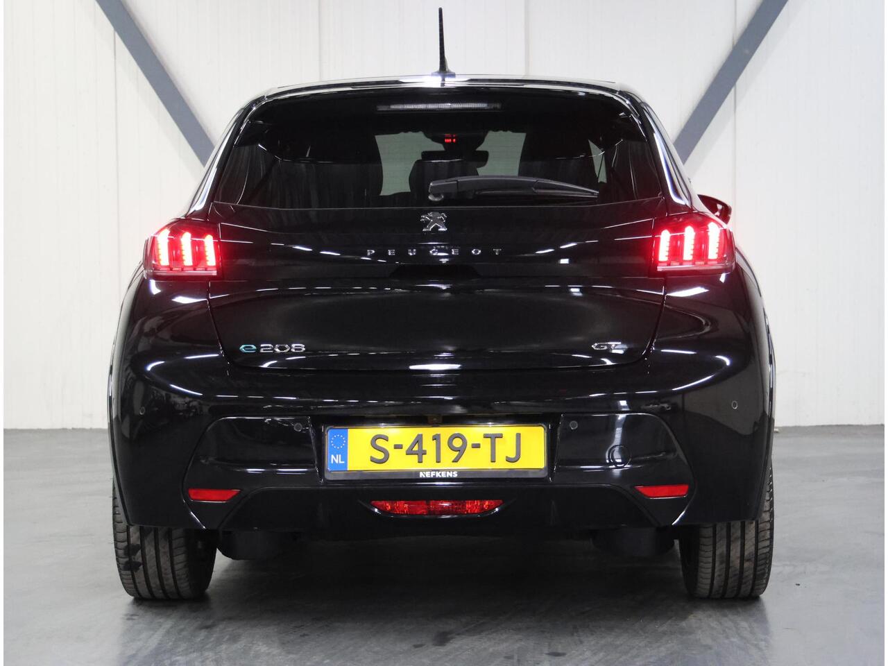 Peugeot e-208 EV GT 50 kWh 136PK | 1ste eigenaar | 3 FASE | ACCURAPPORT 95,6% | LED lampen | 17"LMV | Navigatie | LED | Camera | Glazendak | Stoelverwarming | Climate Control | Cruise Control | AppleCarplay/Android Auto | Isofix | Privacy Glass | Parkeersensoren |