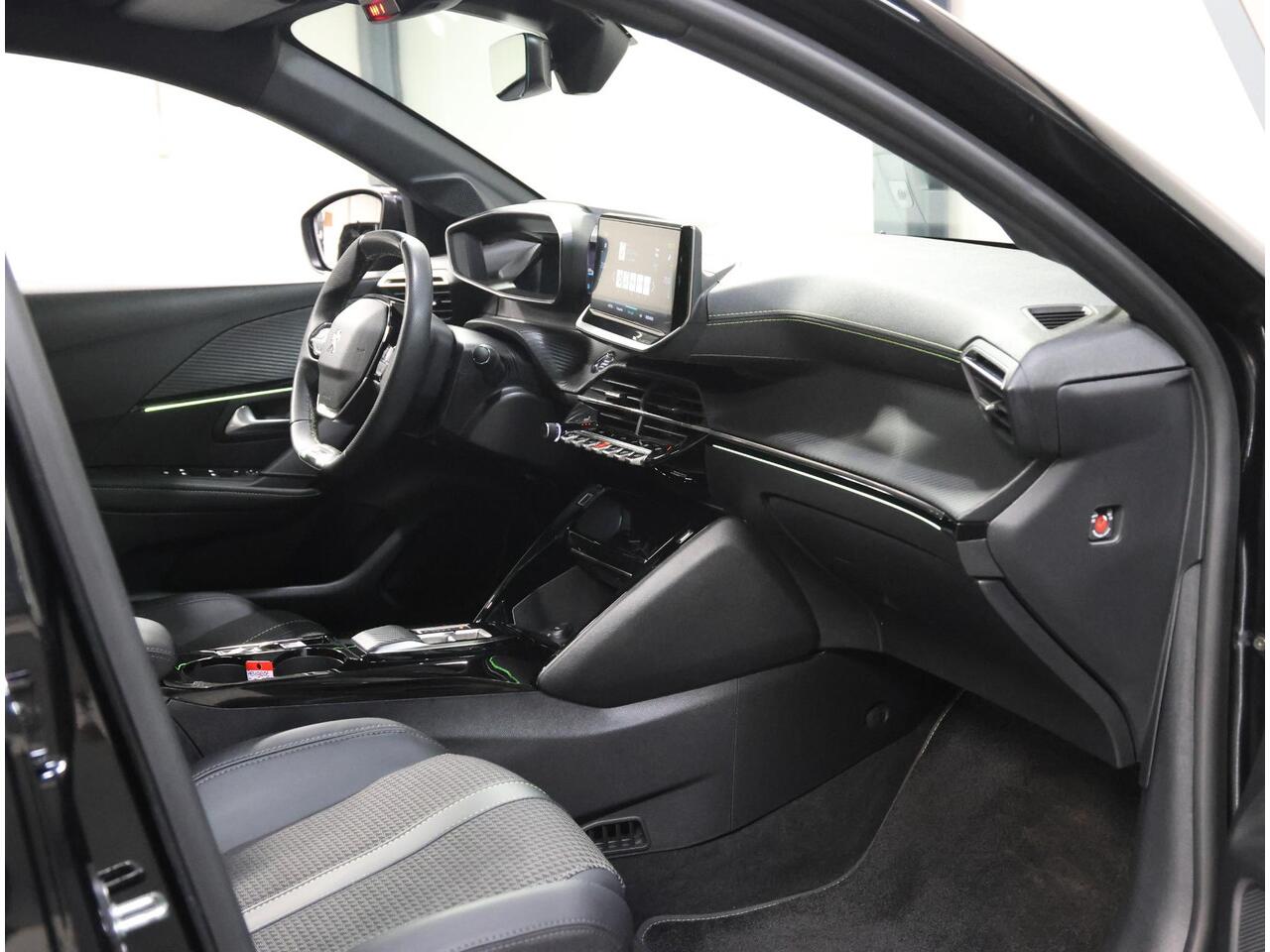 Peugeot e-208 EV GT 50 kWh 136PK | 1ste eigenaar | 3 FASE | ACCURAPPORT 95,6% | LED lampen | 17"LMV | Navigatie | LED | Camera | Glazendak | Stoelverwarming | Climate Control | Cruise Control | AppleCarplay/Android Auto | Isofix | Privacy Glass | Parkeersensoren |