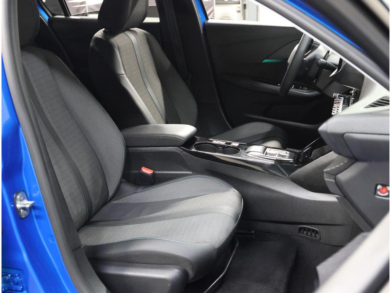 Peugeot e-208 Allure Pack 50kWh 136PK | 1ste eigenaar | LEER/Stof | AppleCarPlay/AndroidAuto | AUTOMAAT | 3 FASE | LED lampen | LMV | Navigatie | Camera | Climate Control | Cruise Control | Isofix | Privacy Glass |