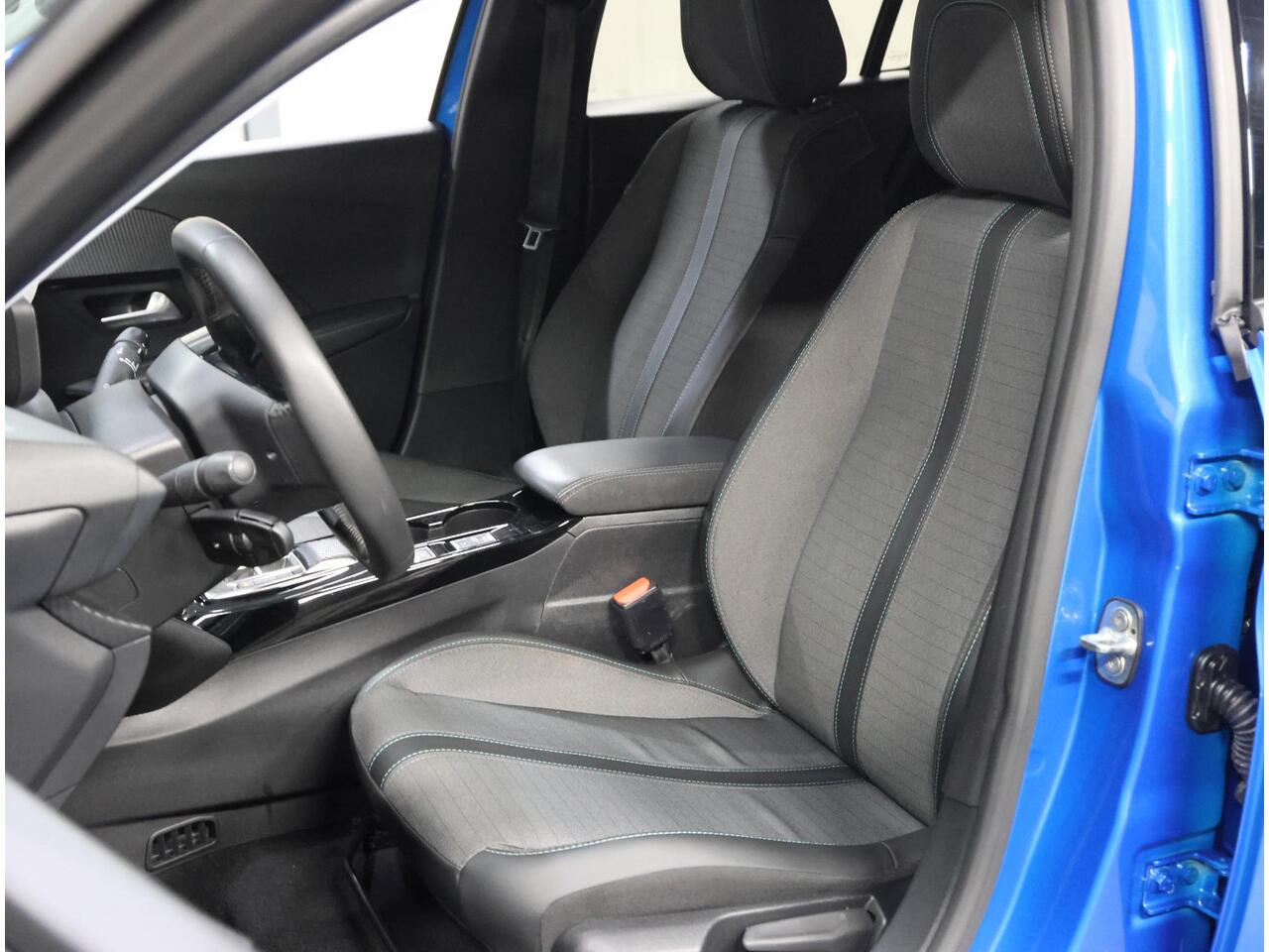 Peugeot e-208 Allure Pack 50kWh 136PK | 1ste eigenaar | LEER/Stof | AppleCarPlay/AndroidAuto | AUTOMAAT | 3 FASE | LED lampen | LMV | Navigatie | Camera | Climate Control | Cruise Control | Isofix | Privacy Glass |