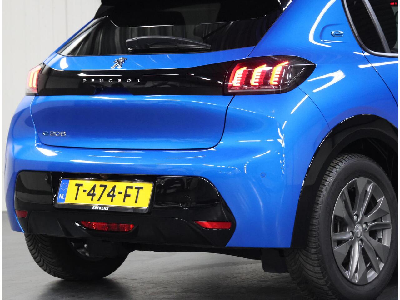 Peugeot e-208 Allure Pack 50kWh 136PK | 1ste eigenaar | LEER/Stof | AppleCarPlay/AndroidAuto | AUTOMAAT | 3 FASE | LED lampen | LMV | Navigatie | Camera | Climate Control | Cruise Control | Isofix | Privacy Glass |