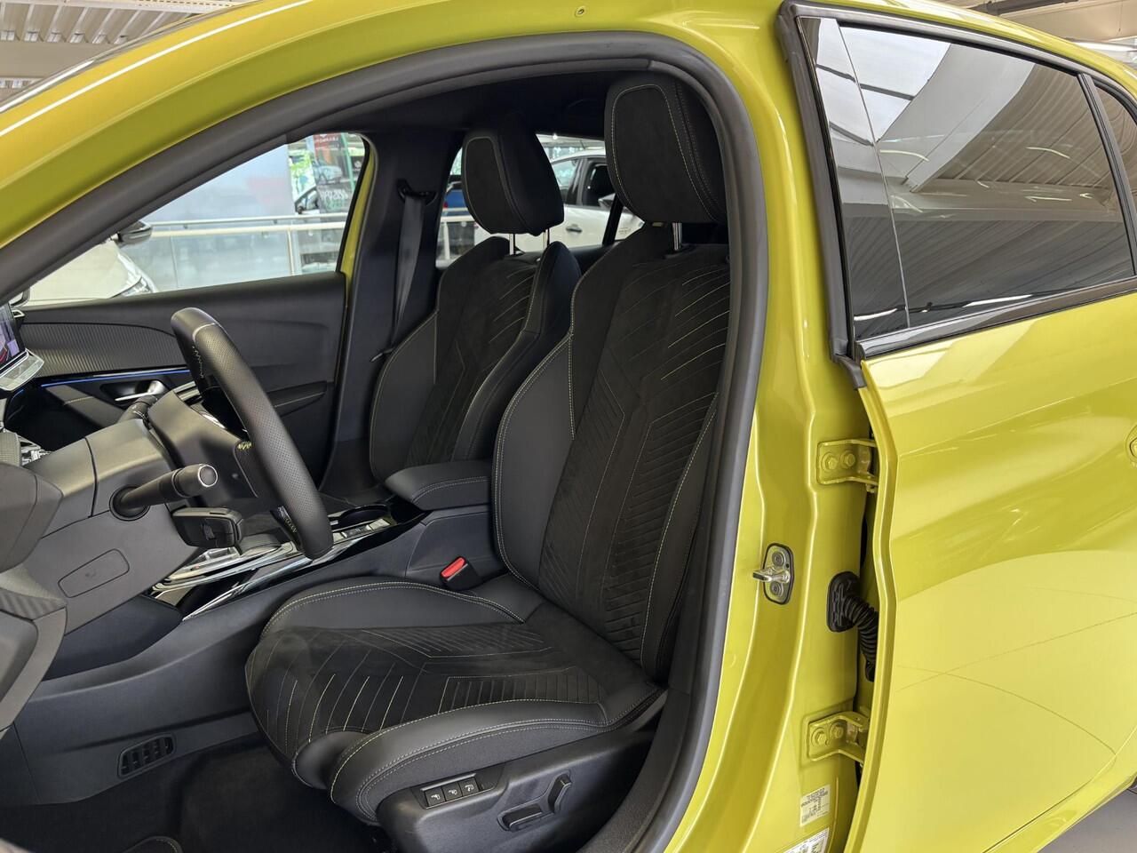 Peugeot e-208 EV GT 51 kWh Navigatie | Adaptieve cruise control | Keyless | Stoelverwarming | Elektrische massagestoel |