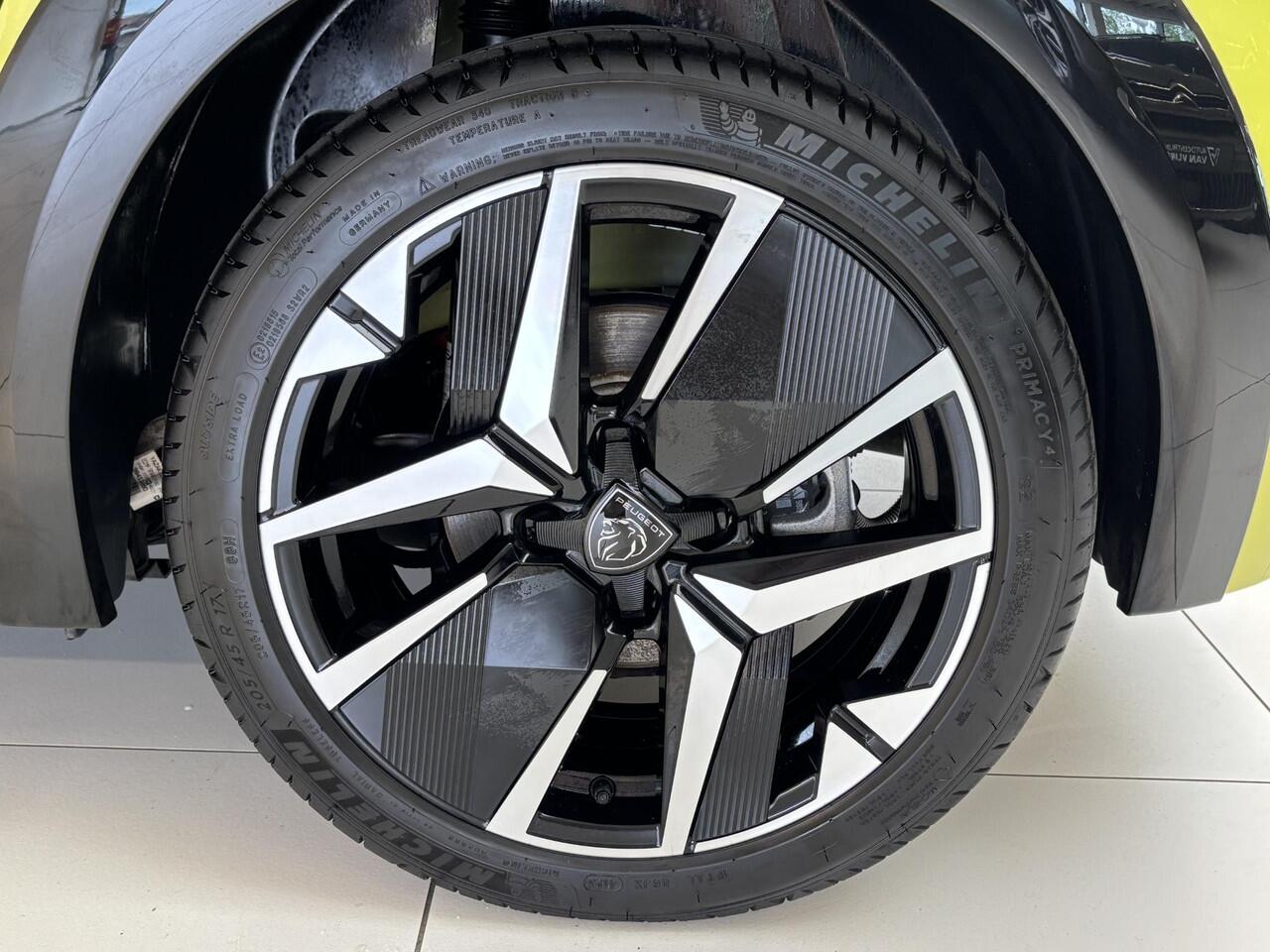 Peugeot e-208 EV GT 51 kWh Navigatie | Adaptieve cruise control | Keyless | Stoelverwarming | Elektrische massagestoel |