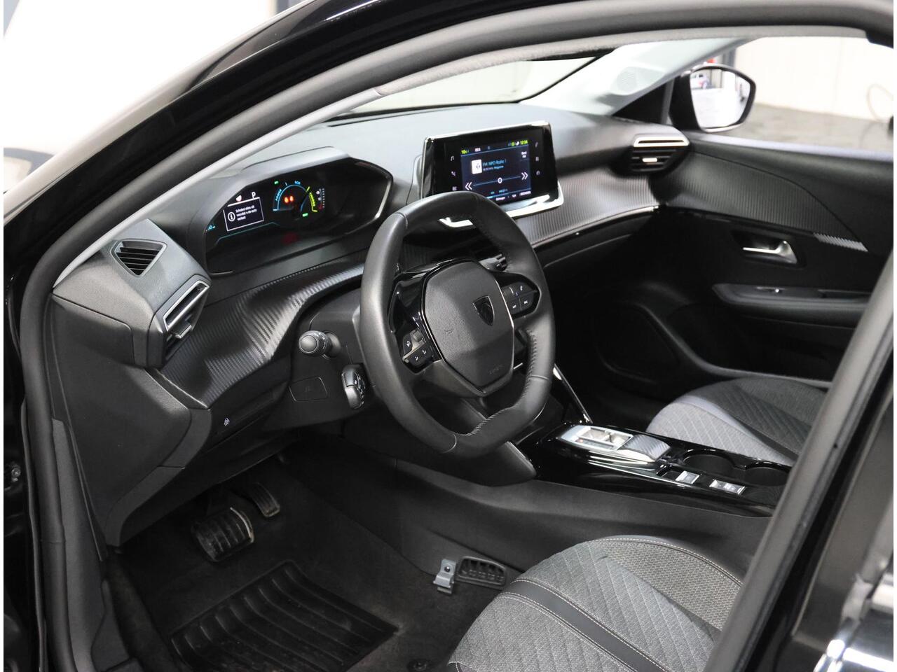 Peugeot e-208 Style 50kWh 136PK | 1ste eigenaar | ACCU 97% | Climate Control | Parkeersensoren | AppleCarPlay/AndroidAuto | Climate Control | Cruise Control | FULL LED | Navigatie | LMV | Privacy Glass | Isofix |