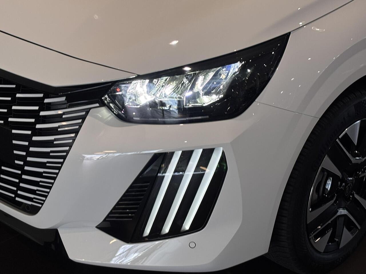 Peugeot e-208 Allure EV 3-FASEN 51kWh 156pk | APPLE CARPLAY / ANDROID AUTO | LONG RANGE | GRATIS WALLBOX | PARKEERHULP | CLIMA | ALL-SEASON BANDEN |