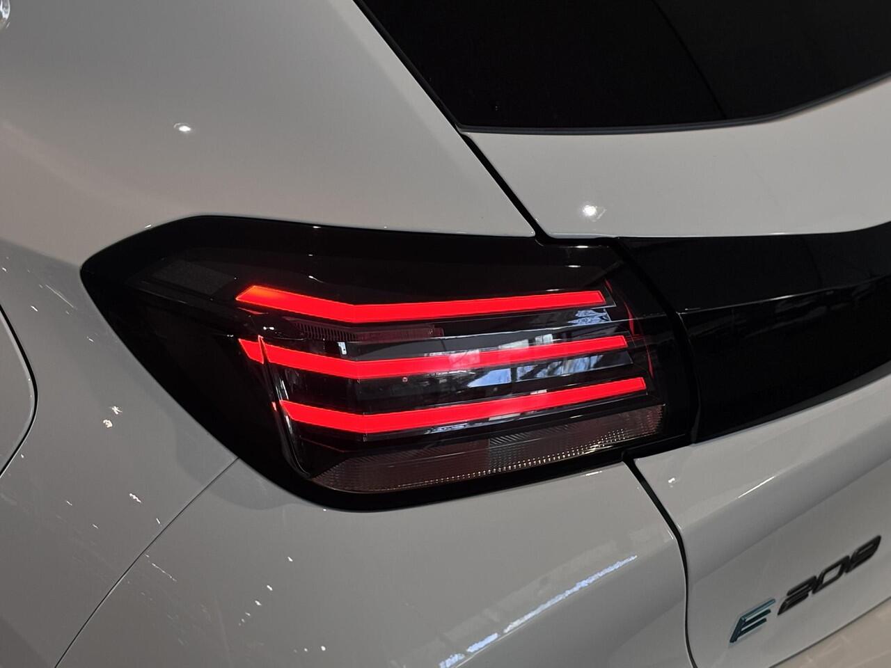 Peugeot e-208 Allure EV 3-FASEN 51kWh 156pk | APPLE CARPLAY / ANDROID AUTO | LONG RANGE | GRATIS WALLBOX | PARKEERHULP | CLIMA | ALL-SEASON BANDEN |