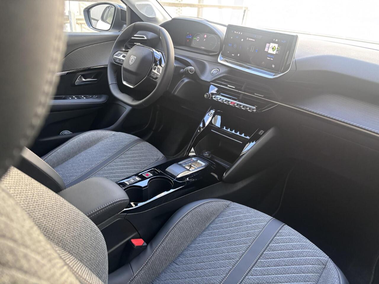 Peugeot e-208 Allure EV 3-FASEN 51kWh 156pk | APPLE CARPLAY / ANDROID AUTO | LONG RANGE | GRATIS WALLBOX | PARKEERHULP | CLIMA | ALL-SEASON BANDEN |