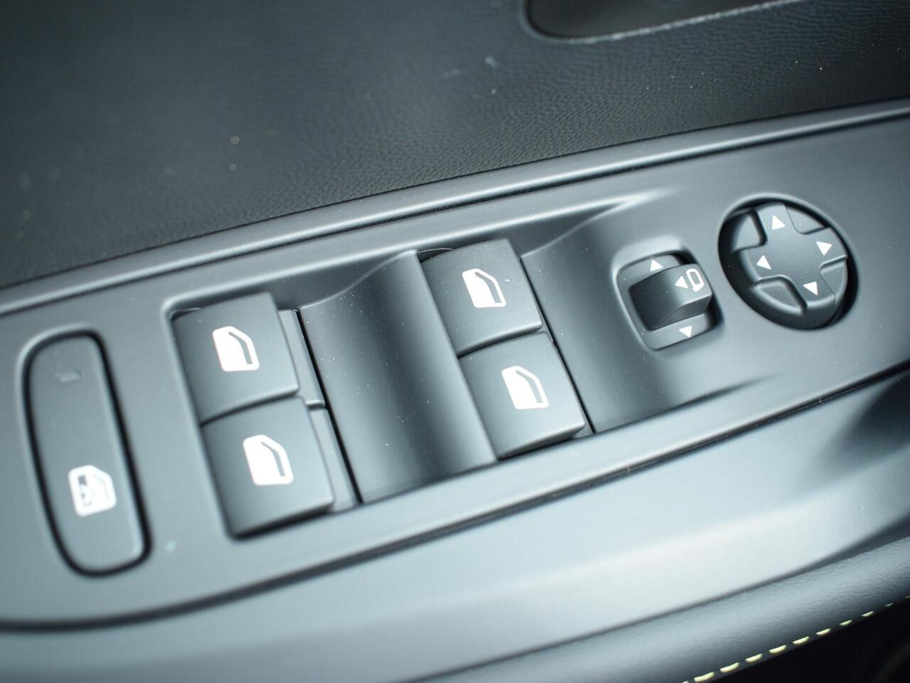 Peugeot e-208 EV GT Avantage 51 kWh NAVI + CARPLAY | ACHTERUITRIJCAMERA MET SENSOREN | E.C.C. | UIT VOORRAAD LEVERBAAR