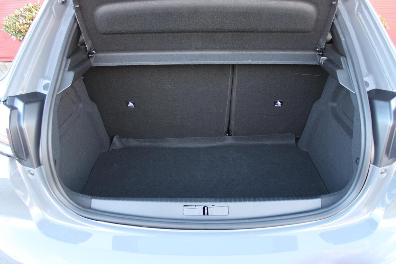 Peugeot e-208 EV ALLURE 156PK 51 kWh | WARMTEPOMP | 3-FASE! | NAVIGATIE | DRAADLOZE APPLE CARPLAY/ANDROID AUTO | DODEHOEK DETECTIE | CAMERA VOOR + ACHTER | ADAPTIVE CRUISE CONTROL | CLIMATE CONTROL |