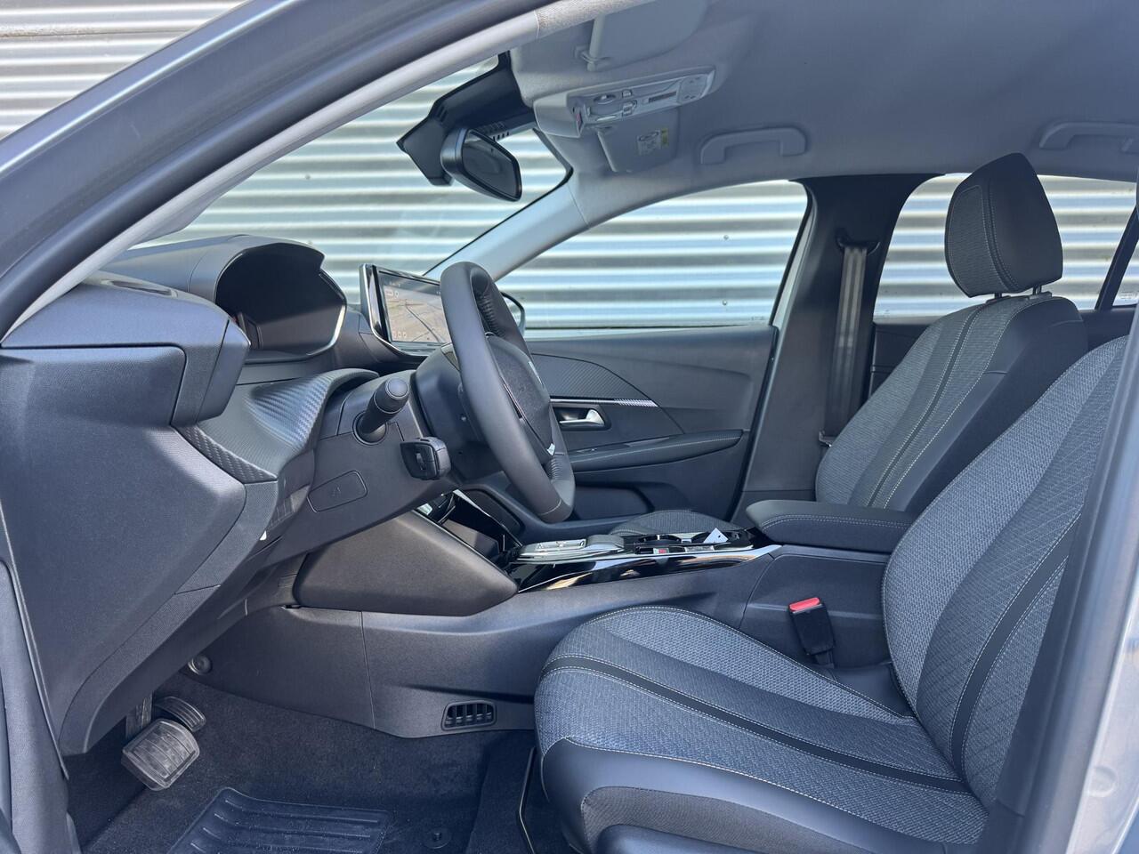 Peugeot e-208 Allure Avantage EV 51kWh 156pk AUTOMAAT | WARMTEPOMP | CAMERA | ADAPTIVE CRUISE | DODEHOEKBEW. |