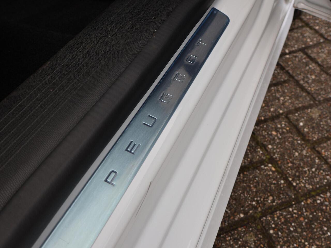 Peugeot e-308 FIRST EDITION GT EV 54 KWH + STUUR/STOELVERW. | ADAPTIVE CRUISE | CARPLAY | STANDKACHEL | CAMERA