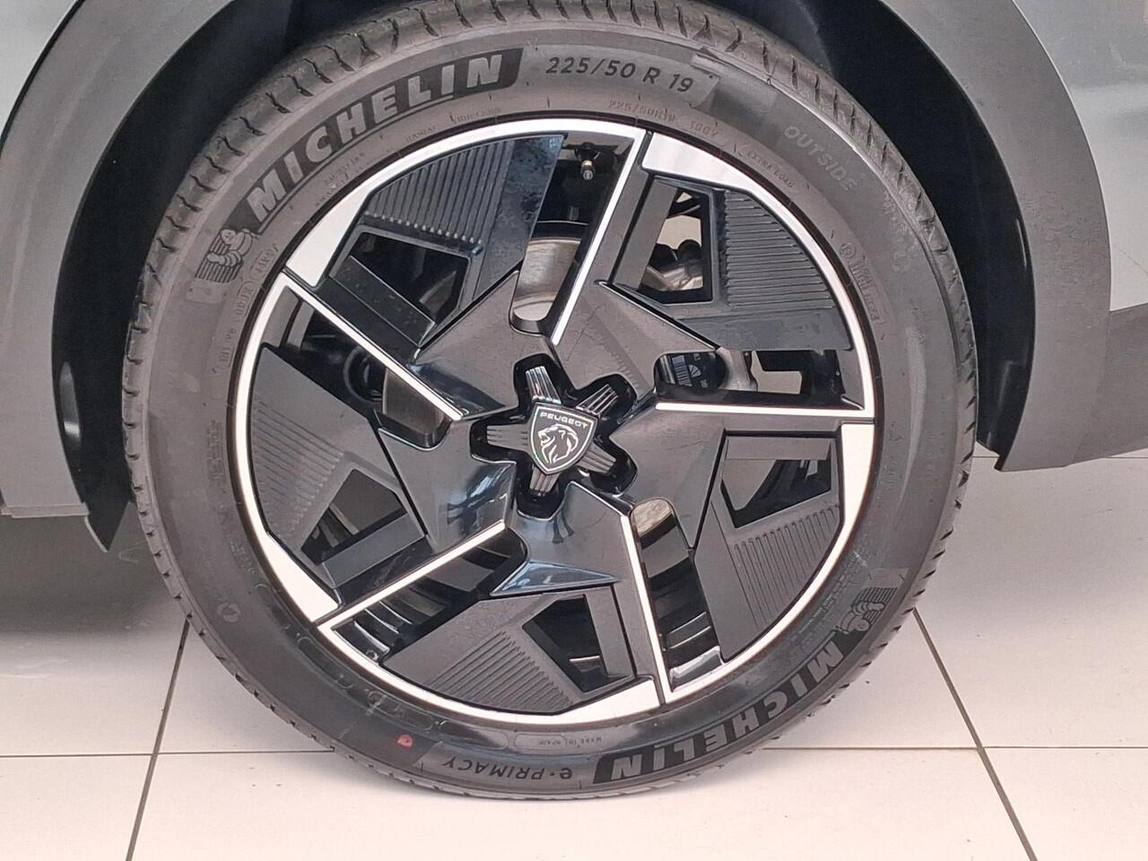 Peugeot e-408 Allure 58 kWh | Navigatie | Achteruitrijcamera | Stoel/Stuurverwarming | Keyless Entry | Apple Carplay/Android Auto |