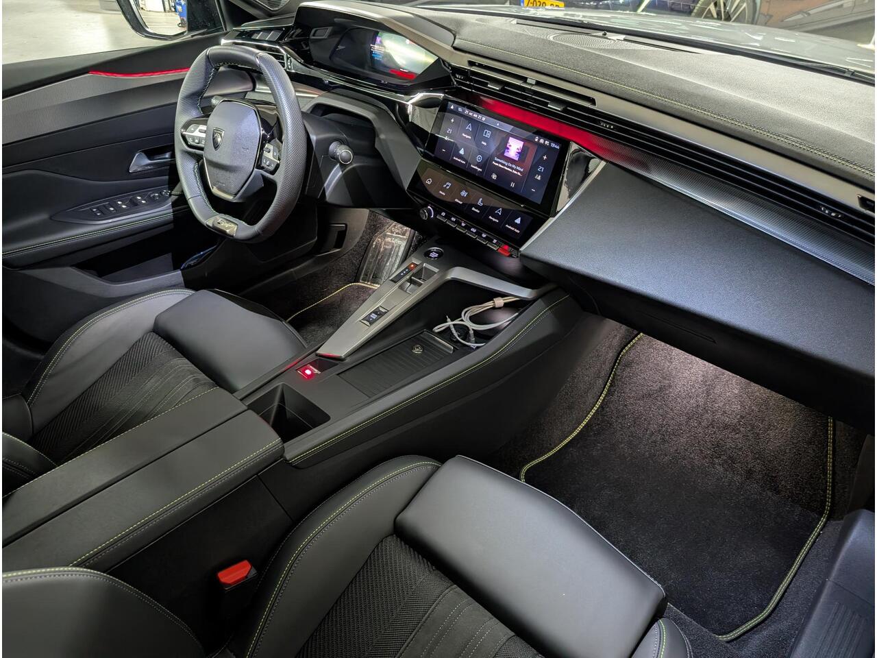 Peugeot e-408 GT Avantage 58kWh 210pk | APPLE CARPLAY / ANDROID AUTO | NAVI | CAMERA V+A | STOELVERW. + MASSAGE |