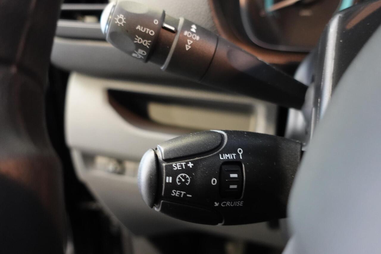 Peugeot e-Expert Long Premium 75 kWh 3-zits Automaat Airco Navigatie