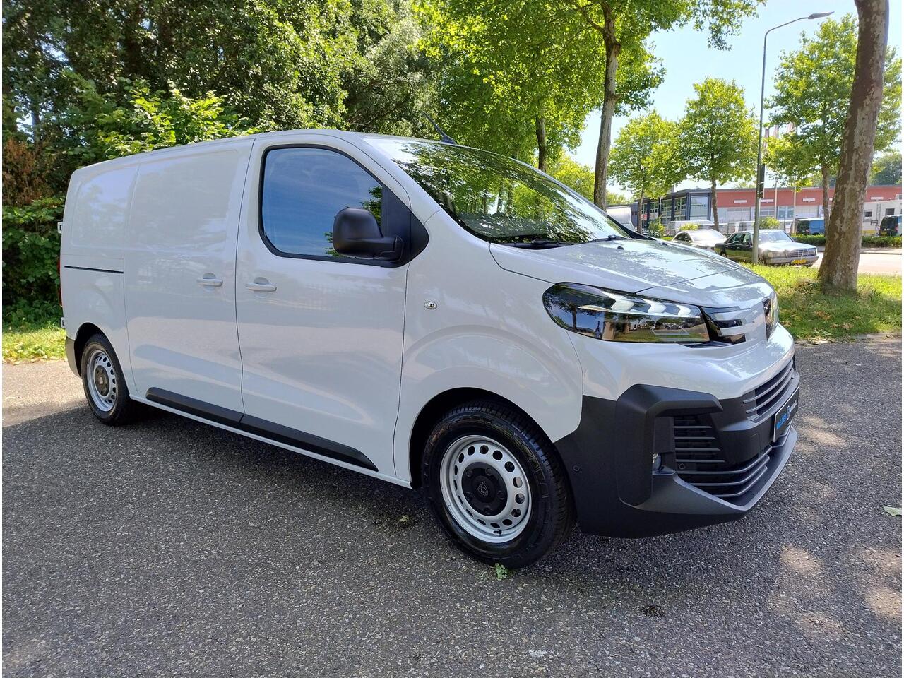 Peugeot e-Expert L2 75 kWh AUTOMAAT | LED koplampen | Climate control | Keyless entry | Dode hoek detectie | Achteruitrijcamera | Parkeersensoren voor en achter | Multimedia | Carplay | NAVI | Digital cockpit | Licht- en regensensor | Mistlampen | Bestuurdersstoel comfort